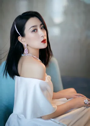 马苏低胸露肩装性感妩媚写真_1