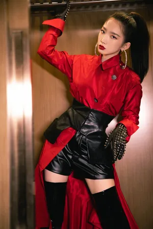 孟美岐烈焰骑士造型酷美写真图片