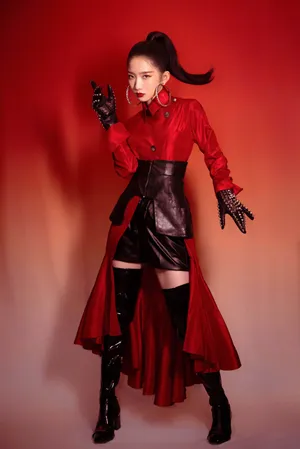 孟美岐烈焰骑士造型酷美写真图片_3