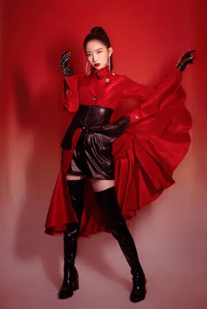 孟美岐烈焰骑士造型酷美写真图片_5