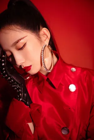 孟美岐烈焰骑士造型酷美写真图片_6