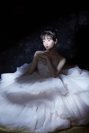 任敏白色抹胸蛋糕裙妩媚性感写真_6