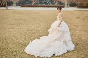 任敏白色抹胸蛋糕裙妩媚性感写真_7