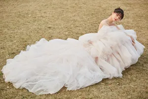 任敏白色抹胸蛋糕裙妩媚性感写真_9