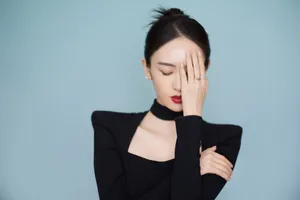 童瑶黑色西装露肩装火辣性感写真_4