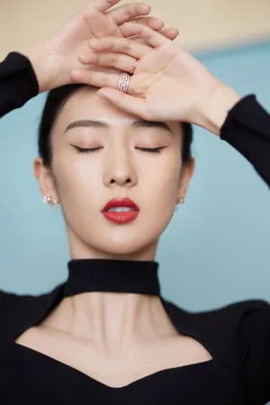 童瑶黑色西装露肩装火辣性感写真_10