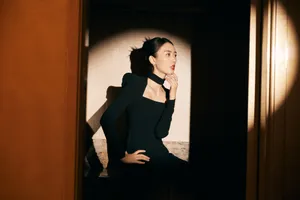 童瑶黑色西装露肩装火辣性感写真_11
