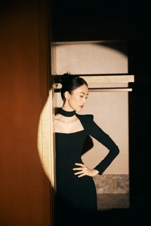 童瑶黑色西装露肩装火辣性感写真_12