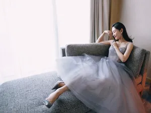 吴倩低胸吊带礼服诱惑性感写真_4