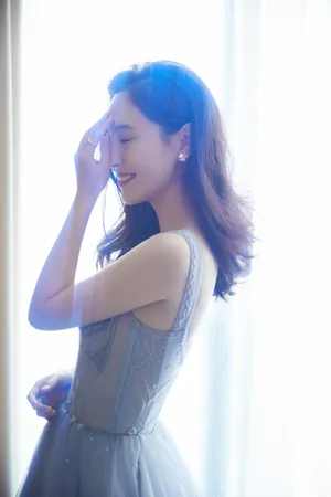 吴倩低胸吊带礼服诱惑性感写真_5