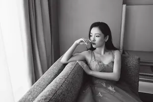 吴倩低胸吊带礼服诱惑性感写真_7