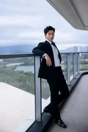 窦骁黑色西装帅气写真图片
