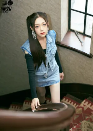 希林娜依·高双马尾牛仔装潇洒写真图片_1