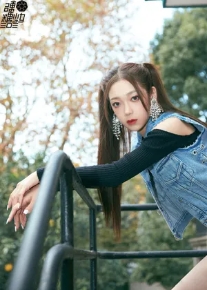 希林娜依·高双马尾牛仔装潇洒写真图片_1