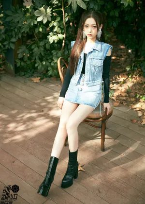 希林娜依·高双马尾牛仔装潇洒写真图片_3