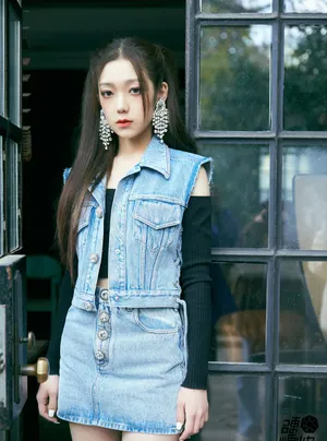 希林娜依·高双马尾牛仔装潇洒写真图片_5