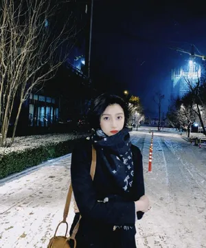 关晓彤雪肤红唇温柔甜美美照图片