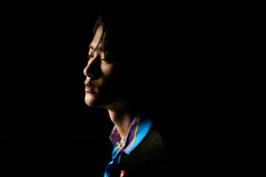 檀健次丝绒绣标西装帅气写真图片_10