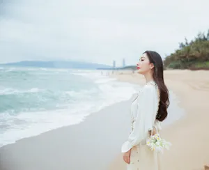 杨幂清新优雅海边沙滩写真图片_2