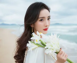 杨幂清新优雅海边沙滩写真图片_3