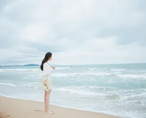 杨幂清新优雅海边沙滩写真图片_4