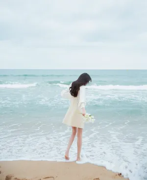 杨幂清新优雅海边沙滩写真图片_5