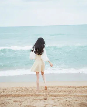 杨幂清新优雅海边沙滩写真图片_6