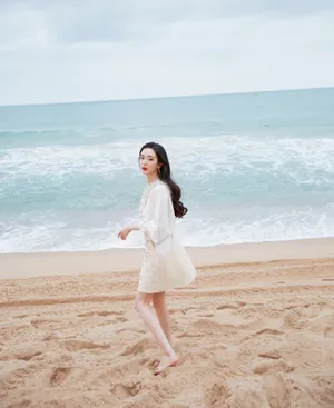 杨幂清新优雅海边沙滩写真图片_7