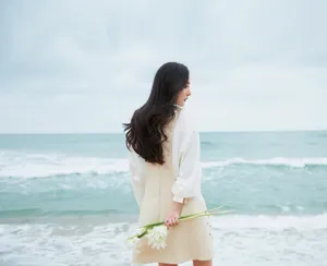 杨幂清新优雅海边沙滩写真图片_8