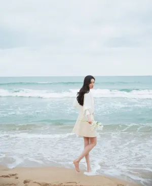 杨幂清新优雅海边沙滩写真图片_10