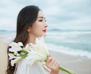 杨幂清新优雅海边沙滩写真图片_11