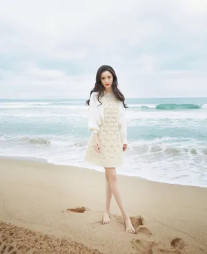 杨幂清新优雅海边沙滩写真图片_12