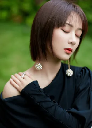 杨紫短发黑裙优雅花园写真图片