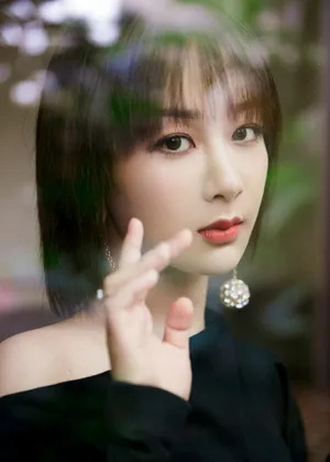 杨紫短发黑裙优雅花园写真图片_3