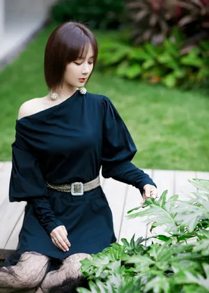 杨紫短发黑裙优雅花园写真图片_4