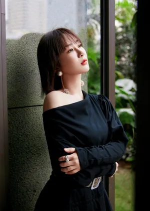 杨紫短发黑裙优雅花园写真图片_5