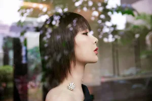 杨紫短发黑裙优雅花园写真图片_6