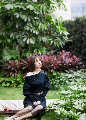 杨紫短发黑裙优雅花园写真图片_8