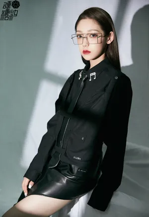 希林娜依·高不规则皮裙性感写真图片_6