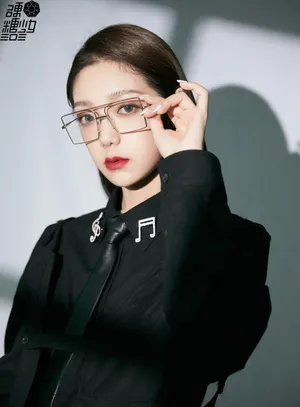 希林娜依·高不规则皮裙性感写真图片_8