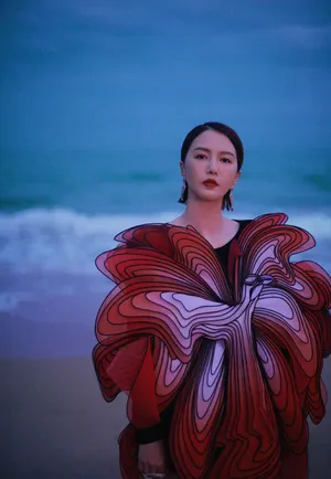 谭维维彼岸花造型个性时尚写真图片