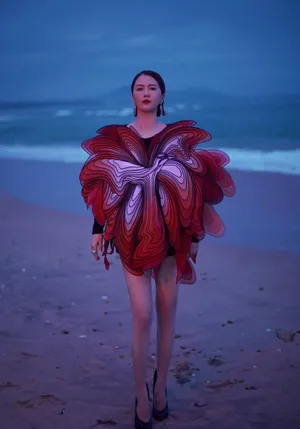 谭维维彼岸花造型个性时尚写真图片