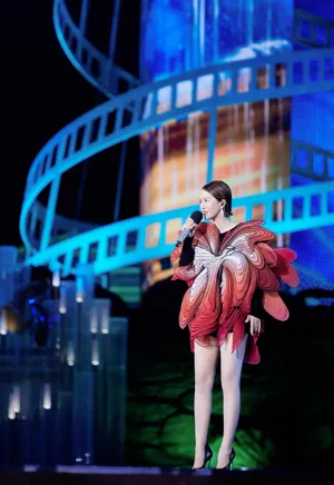 谭维维彼岸花造型个性时尚写真图片_2