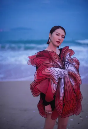 谭维维彼岸花造型个性时尚写真图片_3