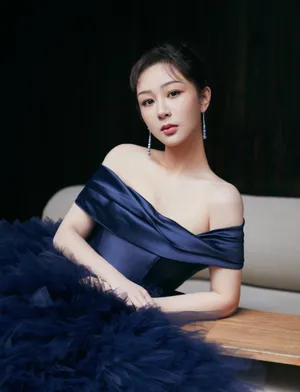 杨紫紫色露肩纱裙优雅性感写真图片