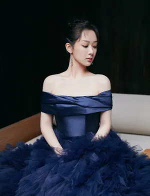 杨紫紫色露肩纱裙优雅性感写真图片