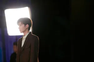 王源西装白衬衣成熟帅气写真图片_1