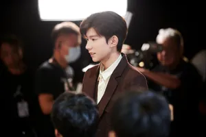 王源西装白衬衣成熟帅气写真图片_2