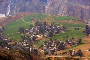 云南大山深处的红土地耕地_5