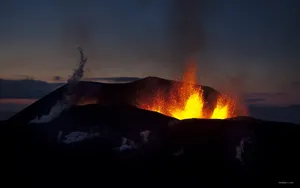 壮观的火山喷发桌面壁纸_2
